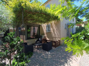 Maison provençale avec piscine partagée